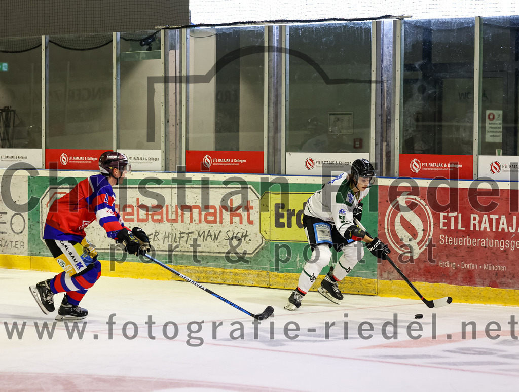 2022-09-09_101_TSV_Erding_gegen_Deggendorfer_SC | Erding, Deutschland, 09.09.2022:
Eishockey, Bayernliga 2022 / 2023, Testspiel, TSV Erding gegen Deggendorfer SC, Endergebnis: 2:5

Silvan Heiß (Deggendorfer SC, #4)

Foto: Christian Riedel / fotografie-riedel.net