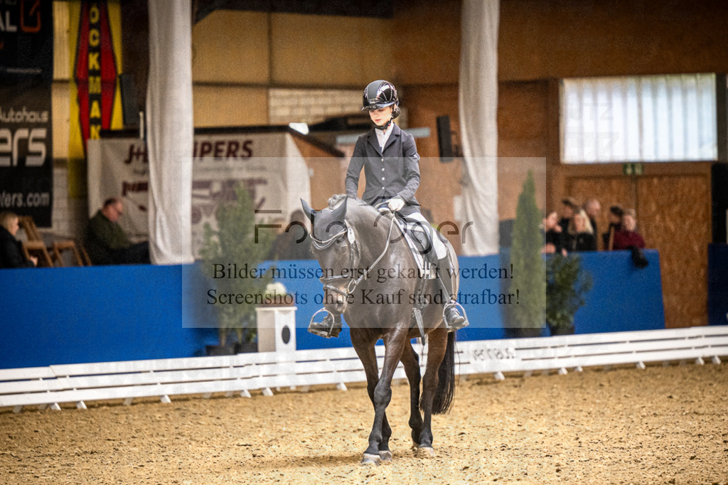 DOS_1293 | Entdecke hochwertige Reitturnierfotos von Foto Oger. Professionell, emotional und authentisch – jetzt Lieblingsmomente im Shop bestellen.Deutschlandweite Turnierfotografie. - Realisiert mit Pictrs.com