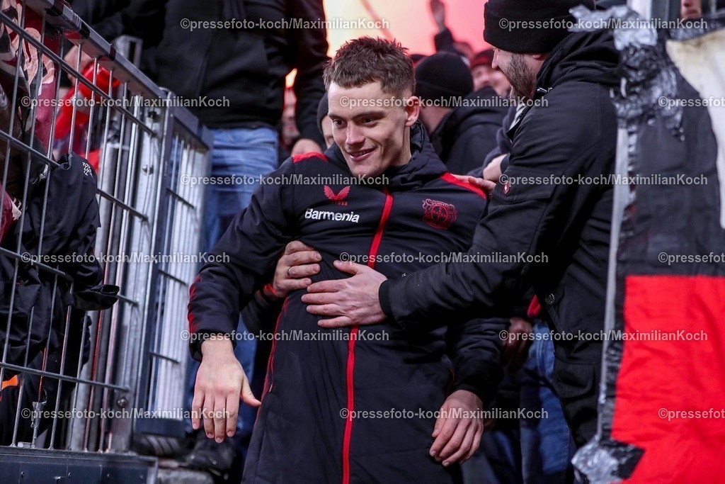 DFB05022501124 | 05.02.2025, Fußball, DFB-Pokal Viertelfinale, Bayer 04 Leverkusen - 1.FC Köln, BayArena, Saison 2024 2025: Bayer04 Feiert den Einzug ins Halbfinale nach einem 3:2 Sieg. Abschlussjubel und Emotionen. Florian Wirtz (Bayer04 Leverkusen #10) klettert über den Zaun zu den Fans in die Nordkurve und steht jubelnd bei den Zuschauern.DFB regulations prohibit any use of photographs as image sequences and or quasi-video.