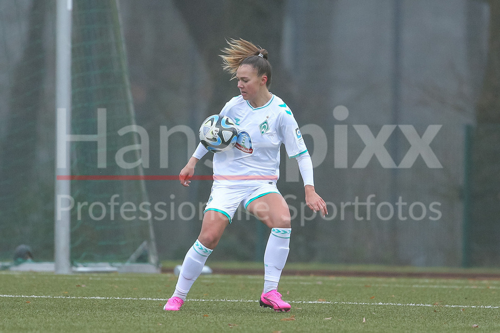 Fussball, Testspiel Frauen, SV Werder Bremen - FC Twente Enschede | v.li.: Maja Sternad (SV Werder Bremen, 11) am Ball, Freisteller, Einzelbild, Ganzkörper, Aktion, Action, Spielszene