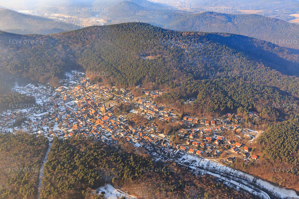 Luftbild: Das Dornröschen des Pfälzerwalds im Winter mit wenig Schnee aus Süden in Dörrenbach im Bundesland Rheinland-Pfalz in Deutschland. Foto: IMG_096414.jpg vom 22.01.2017 durch Werner Riehm/FLY-FOTO.de