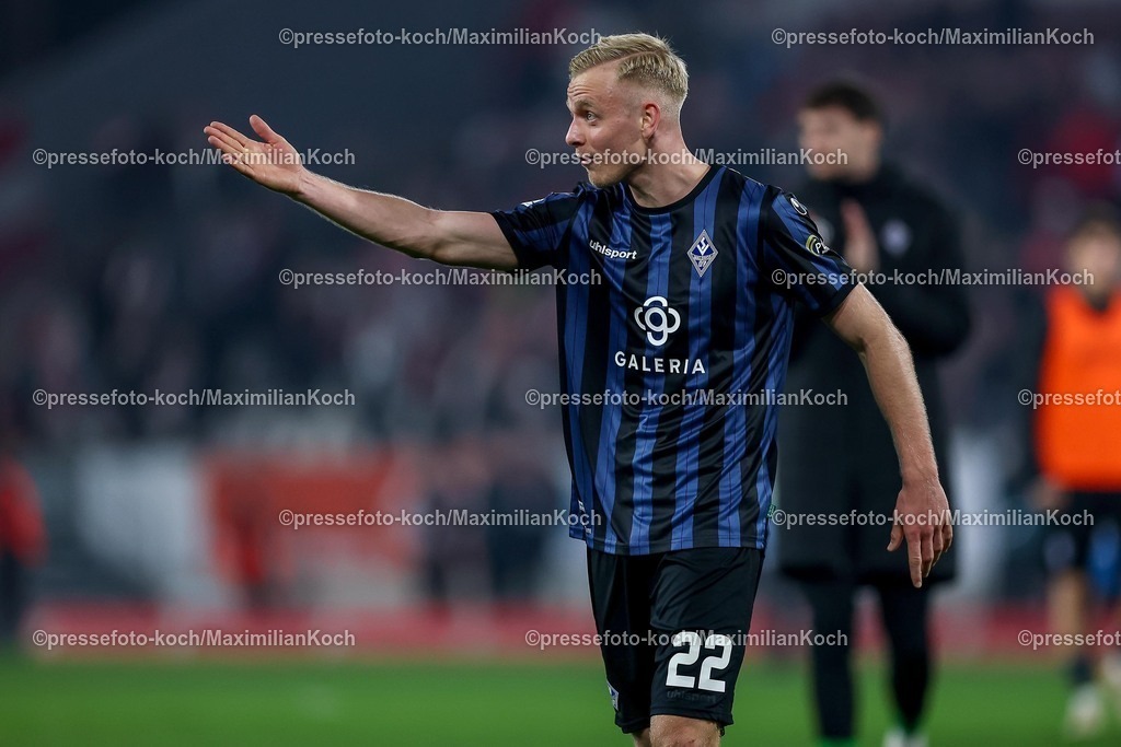 RWE04032602086 | 2026.03.04, Fußball, 3.Liga Herren, Rot-Weiss Essen -  SV Waldhof Mannheim, Stadion Hafenstraße, 27.Spieltag, Saison 2025 / 2026: Janne Sietan (Waldhof Mannheim #22) gestikulierend auf dem Spielfeld   DFB regulations prohibit any use of photographs as image sequences and or quasi-video.