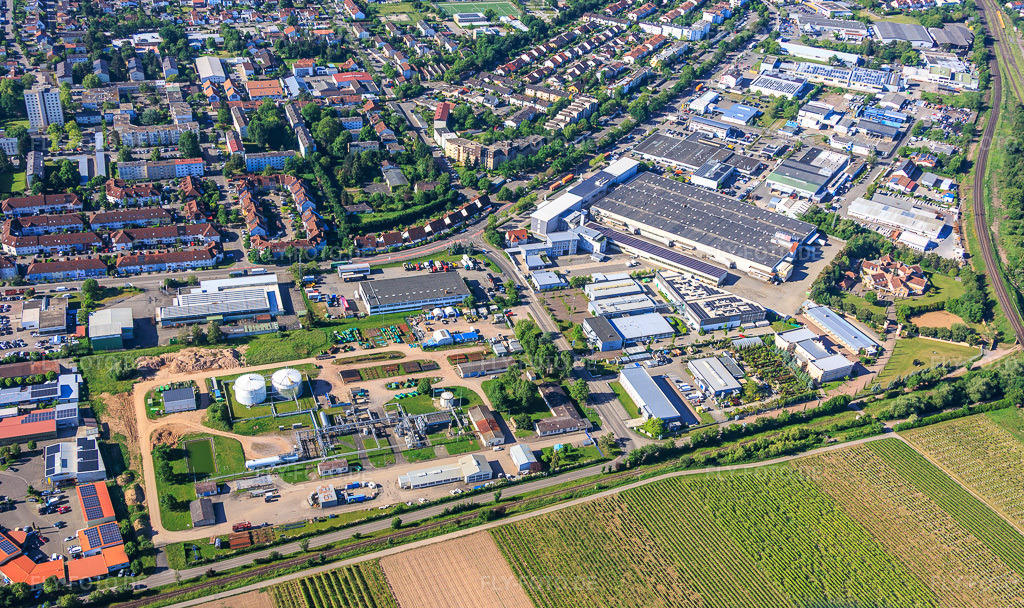 Luftbild: Öl- und Erdgastanks der ONEO GmbH & Co. KG in Landau in der Pfalz im Bundesland Rheinland-Pfalz in Deutschland.Foto: IMG_156756.jpg vom 23.05.2026 durch Werner Riehm/FLY-FOTO.deAuflösung des Originals: 5692 x 3381 pxONEO.EU