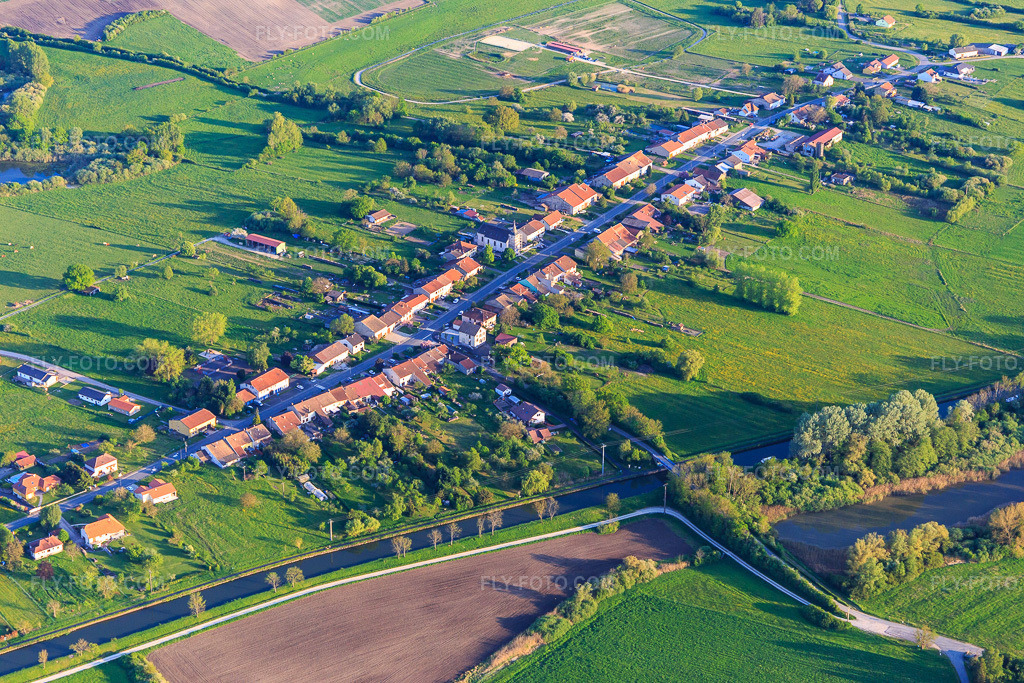 Aerial view: Street village on the Canal des houllères de la Sarre in Diane-Capelle in the state Moselle, France. – Photo: IMG_146157.jpg taken on 05/01/2025 by Werner Riehm/FLY-FOTO.com – Resolution of the original: 5472 x 3648 px