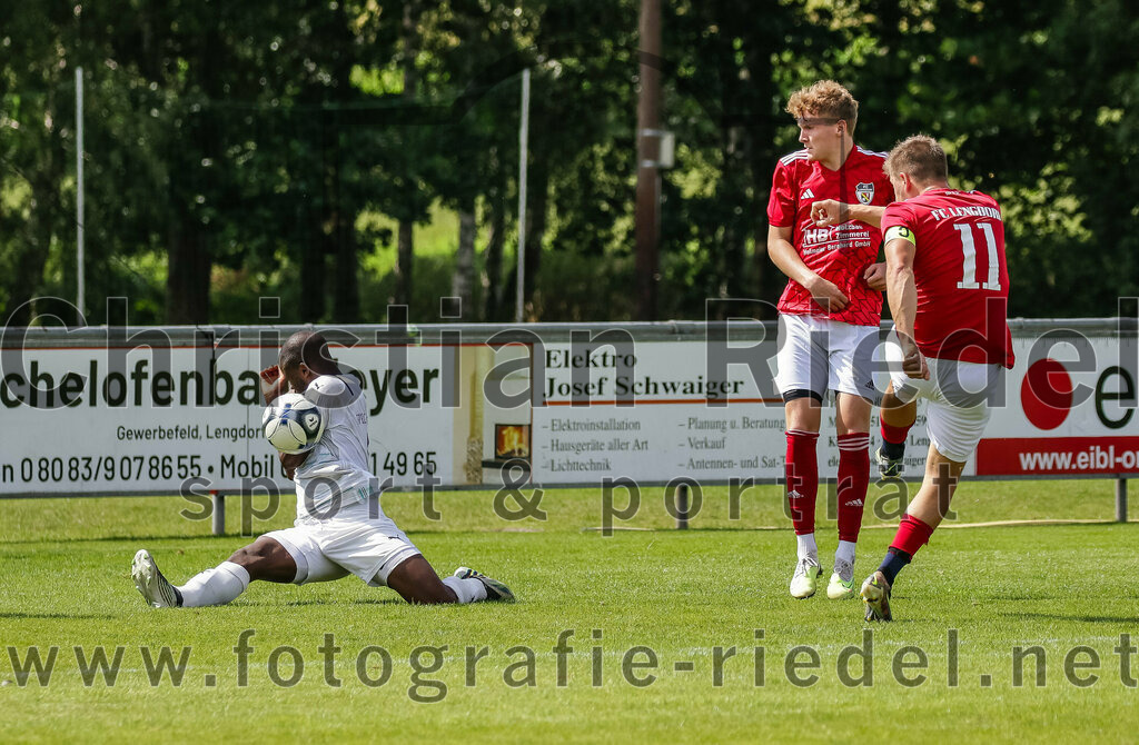 2023-07-30_080_FC_Lengdorf_gegen_SpVgg_Altenerding | Lengdorf, Deutschland, 30.07.2023:
Fußball, Kreisliga 2023 / 2024, 1. Spieltag, FC Lengdorf gegen SpVgg Altenerding, Endergebnis: 1:1

Ridwan Bello (SpVgg Altenerding, #5), Maximilian Mayer (FC Lengdorf, #16), Martin Lechner (FC Lengdorf, #11)

Foto: Christian Riedel / fotografie-riedel.net