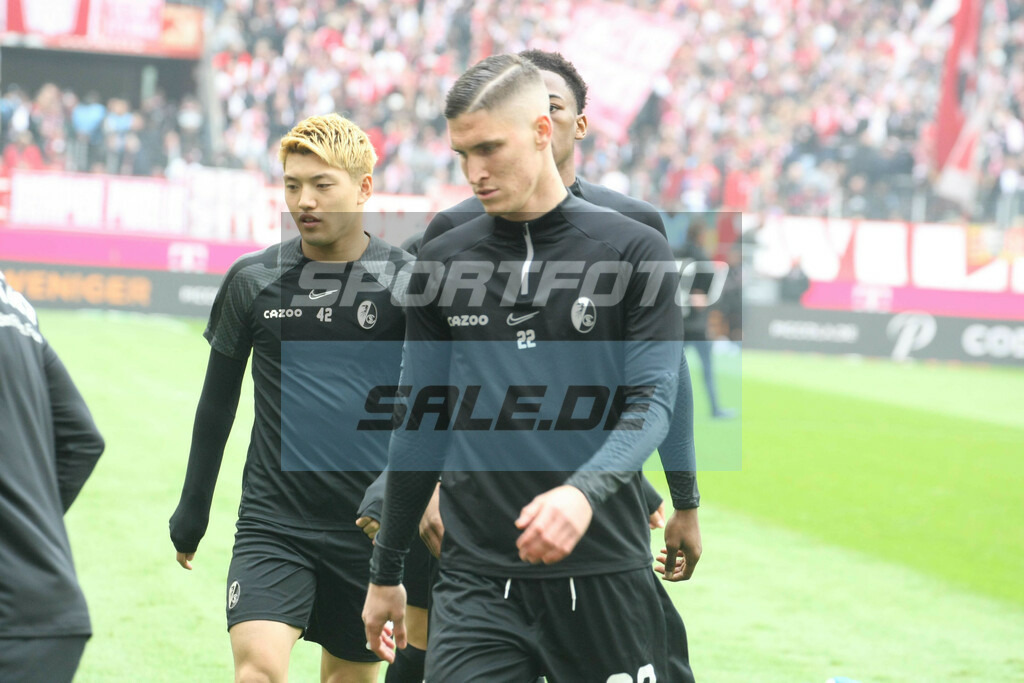 1. FC Köln - SC Freiburg | Roland Sallai (vorne) - © Sportfoto-Sale (MK) - Realisiert mit Pictrs.com