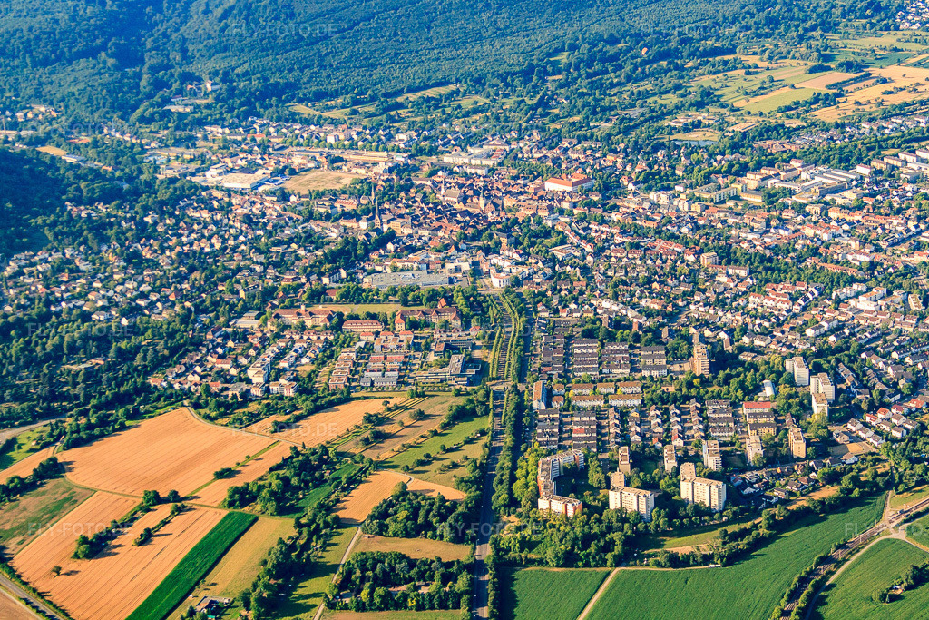 Luftbild: Karlsruher Straße von Norden in Ettlingen im Bundesland Baden-Württemberg in Deutschland. Foto: IMG_69850.jpg vom 06.07.2014 durch Werner Riehm/FLY-FOTO.deAuflösung des Originals: 4659 x 3106 px