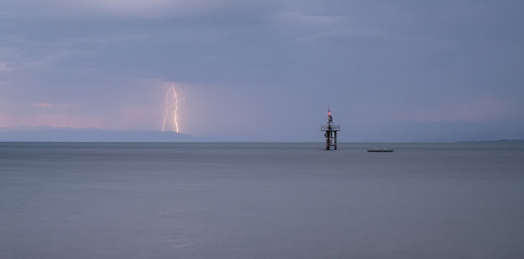 Gewitter am Bodensee mit Blitz | Langzeitbelichtung mit Blitz über den Weiten des Bodensees früh am Morgen - Realized with Pictrs.com