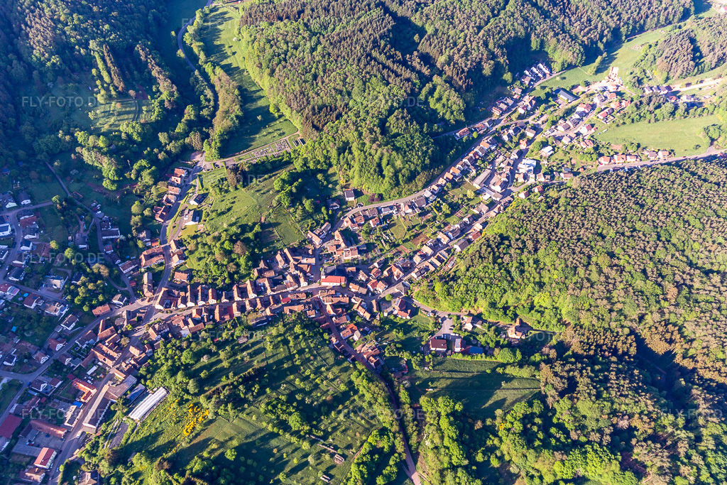 Luftbild:  in Schwanheim im Bundesland Rheinland-Pfalz in Deutschland. – Foto: IMG_131413.jpg vom 14.05.2022 durch Werner Riehm/FLY-FOTO.de – Auflösung des Originals: 4979 x 3319 px – Schwanheim (Pfalz)