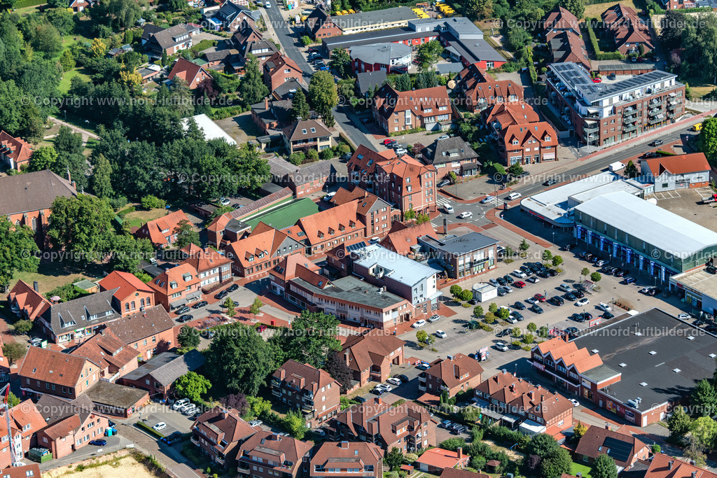 Harsefeld_Markstrasse_ELS_6979110822 | HARSEFELD 11.08.2022 Stadtansicht des Innenstadtbereiches an der Marktstraße in Harsefeld im Bundesland Niedersachsen, Deutschland. // City view on down town on street Marktstrasse in Harsefeld in the state Lower Saxony, Germany. Foto: Martin Elsen