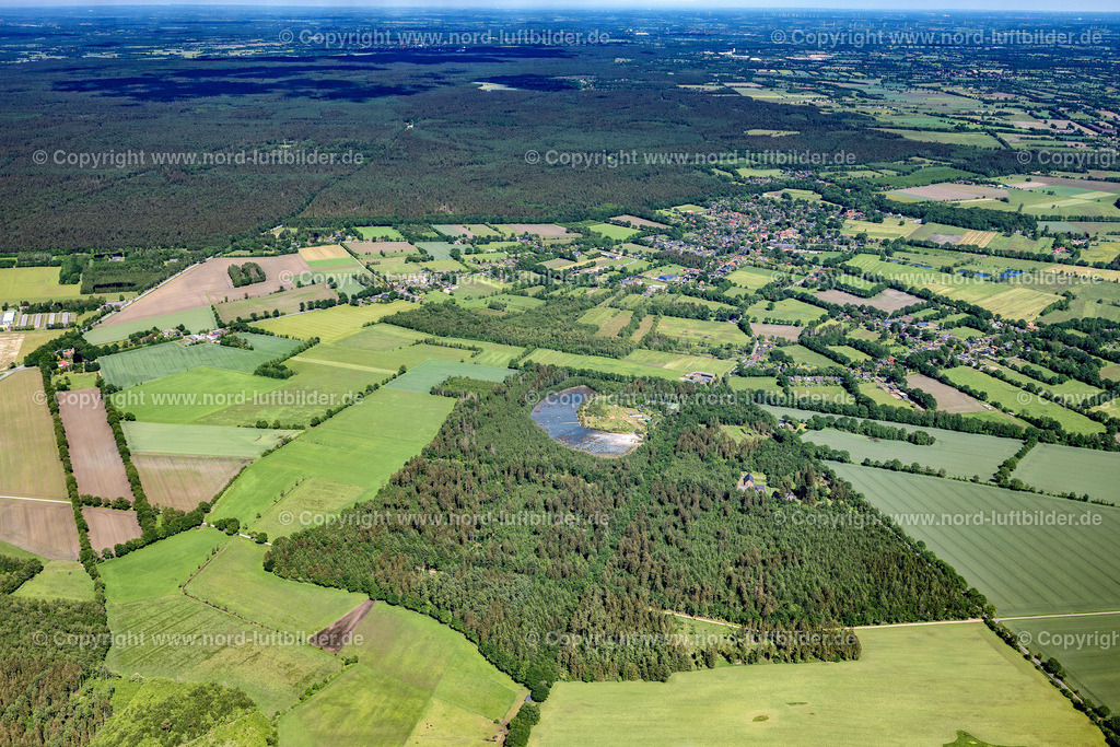 Hartenholm_ELS_7935030622 | HARTENHOLM 03.06.2022 Ortsansicht der Straßen und Häuser der Wohngebiete in Hartenholm im Bundesland Schleswig-Holstein, Deutschland. // Town View of the streets and houses of the residential areas in Hartenholm in the state Schleswig-Holstein, Germany. Foto: Martin Elsen