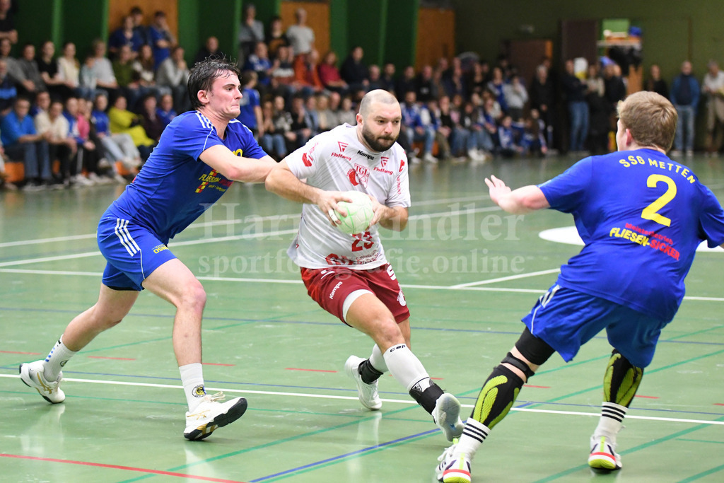 SSG Metten :  TG Landshut II  | #29 Greger, Dominik (TG Landshut II) gegen Vincent Muhr (SSG Metten #10) und Tim Weinberger - Realisiert mit Pictrs.com