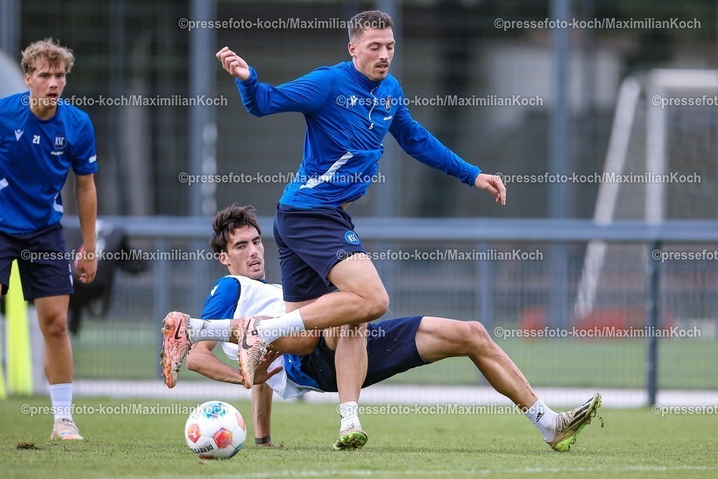 KSC02092502219 | 02.09.2025, Fußball, Training Karlsruher SC, 2. Fußball Bundesliga, Trainingsplatz am BBBank Wildpark Stadion Karlsruhe, Saison 2025 2026: Roko Simic (KSC #09) im Zweikampf gegen  Nicolai Rapp (KSC #06) 