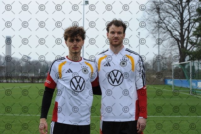 RGE_9016 | Deutsche Nationalmannschaft U-20, Herren, Training auf dem Gebhardt-Platz, li. im Bild Maurice Krattenmacher ( Hertha BSC ), Pascal Klemens ( Hertha BSC ),  24.03. 2026, Fotograf: Ralf Gebhardt - Realisiert mit Pictrs.com