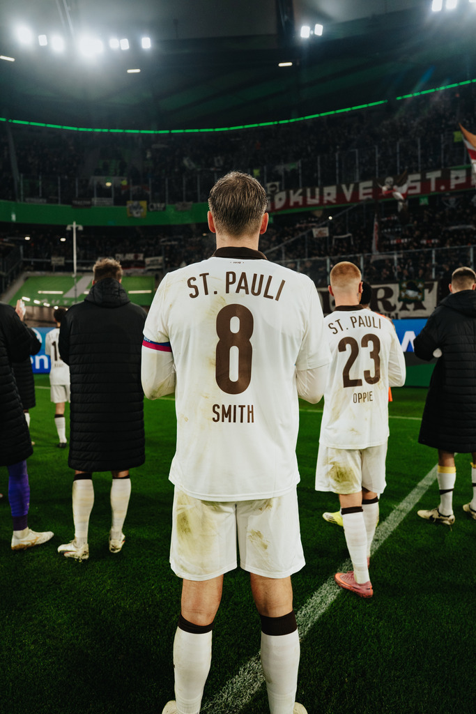 FCS06545 | Der offizielle Shop für FC St. Pauli Fotos. Wähle aus Spielszenen & Fanmomenten dein FCSP Wunschformat. Wir liefern Millerntor-Atmosphäre.