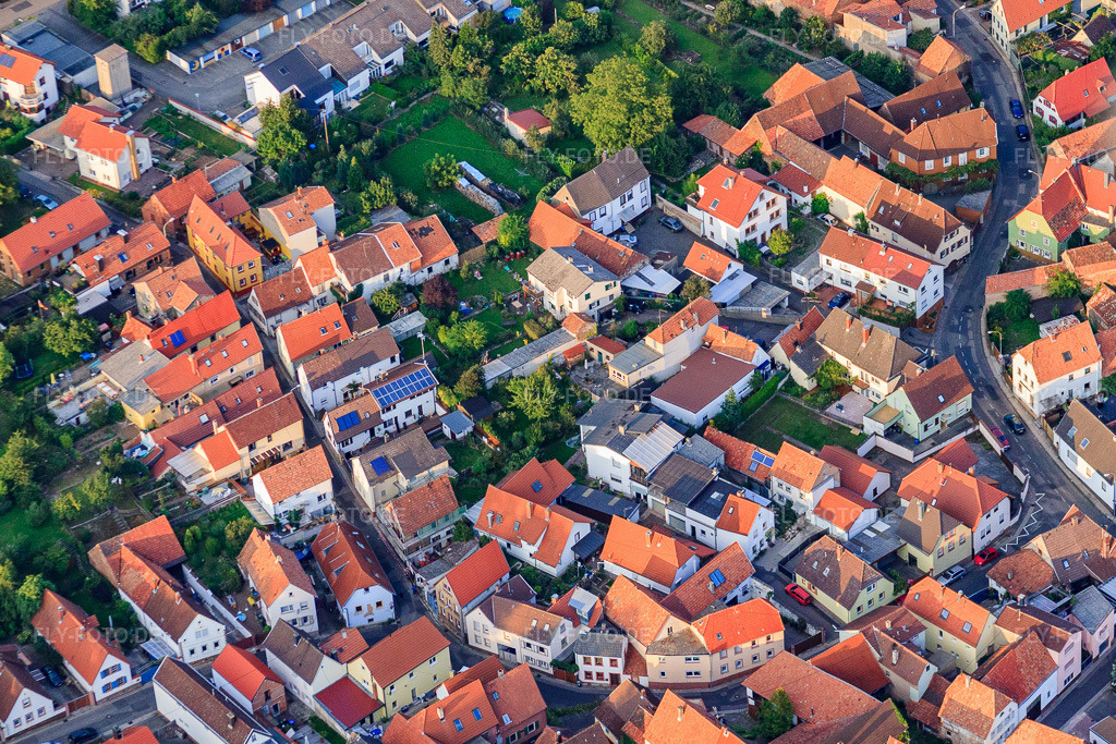 Luftbild: Böchinger Straße im Ortsteil Godramstein in Landau im Bundesland Rheinland-Pfalz in Deutschland. Foto: IMG_33000.jpg vom 03.09.2010 durch Werner Riehm/FLY-FOTO.deAuflösung des Originals: 4709 x 3139 px