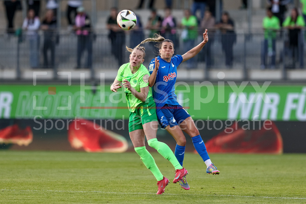 Fussball, Google Pixel Frauen-Bundesliga, VfL Wolfsburg - TSG 1899 Hoffenheim | v.li.: Janina Minge (VfL Wolfsburg, 6) und Julia Hickelsberger (TSG 1899 Hoffenheim, 18) im Kopfballduell, Kopfball, Zweikampf, Action, Aktion, Spielszene, DIE DFB-RICHTLINIEN UNTERSAGEN JEGLICHE NUTZUNG VON FOTOS ALS SEQUENZBILDER UND/ODER VIDEOÄHNLICHE FOTOSTRECKEN. DFB REGULATIONS PROHIBIT ANY USE OF PHOTOGRAPHS AS IMAGE SEQUENCES AND/OR QUASI-VIDEO.