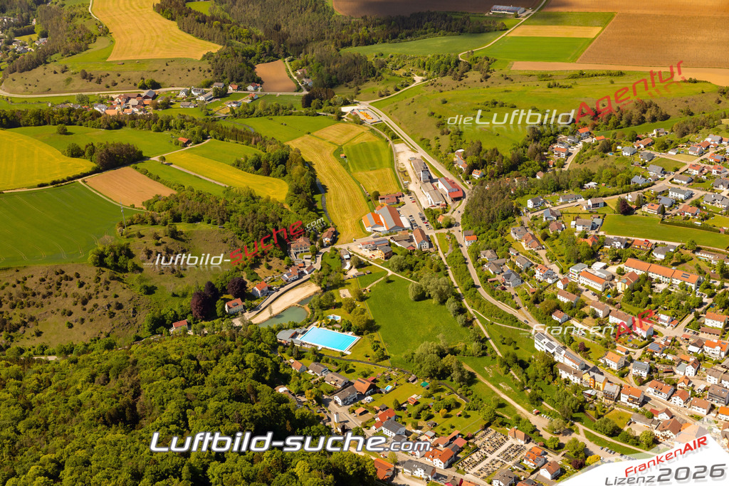 Das Luftbild zeigt :  Altmannstein - Die Luftaufnahme wurde 2024 vom UL-Flugzeug aus erstellt ( keine Drohne ) - Hochauflösende Luftaufnahme - Für grossformatige Ausdrucke geeignet. Die Geschenkidee !Mit Lizenz und Bildrechte bestellbar