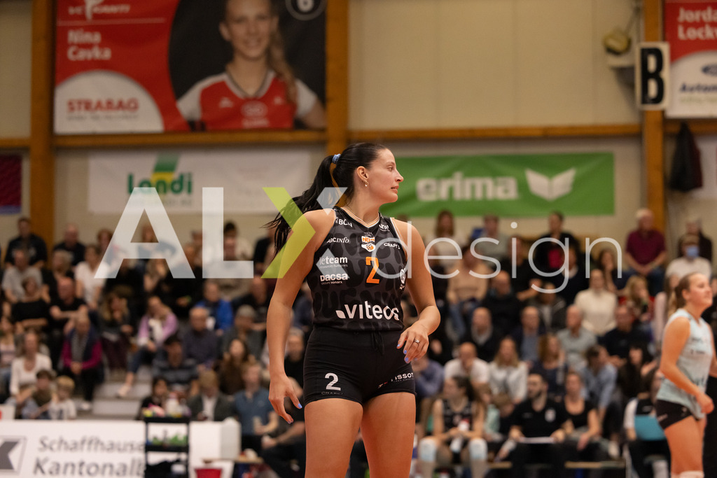 Volleyball I Frauen I Saison 2025-2026 I Volleyball NLA | Women I  Playoffs Finals 2/5 I  VC Kanti Schaffhausen - viteos NUC I  10.04.2026 | 2 Natalie Hayward (USA) (Viteos NUC) – Zuspiel - Realisiert mit Pictrs.com