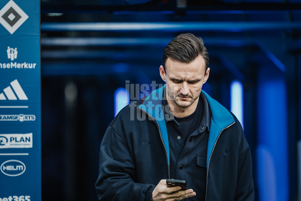 Fußball | Männer | Saison 2025/2026 | 1. Fußball-Bundesliga | 22. Spieltag | Hamburger SV vs. 1. FC Union Berlin | 14.02.2026 | Claus Costa (Sportdirektor HSV) am Telefon