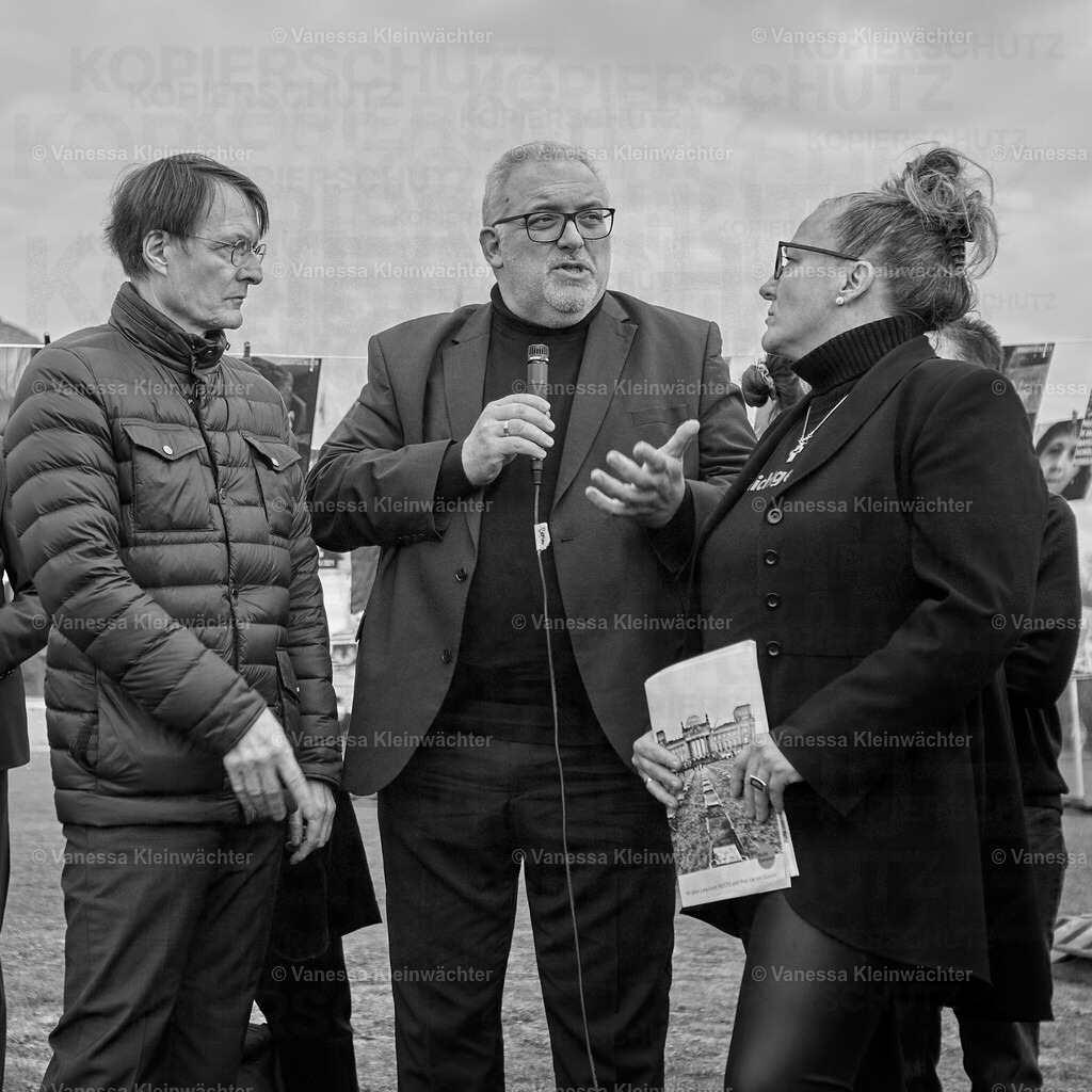 #NichtGenesen am Bundestag zum International LongCovid Awareness Day 2024 | Mit Fotos von arbeitsunfähigen Betroffenen fordert die Initiative #NichtGenesen anlässlich des International LongCovid Awareness Day am 15.03.2024 vor dem Reichstag mehr Geld für Forschung und soziale Absicherung. Bundesgesundheitsminister Karl Lauterbach und weitere MdBs sprechen mit den Demonstrant*innen. - Realisiert mit Pictrs.com
