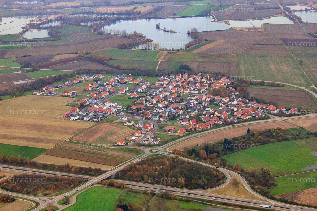 Luftbild: Ortsansicht hinter der B9 aus Südwesten im Ortsteil Hardtwald in Neupotz im Bundesland Rheinland-Pfalz in Deutschland. Foto: IMG_60921.jpg vom 16.11.2013 durch Werner Riehm/FLY-FOTO.de