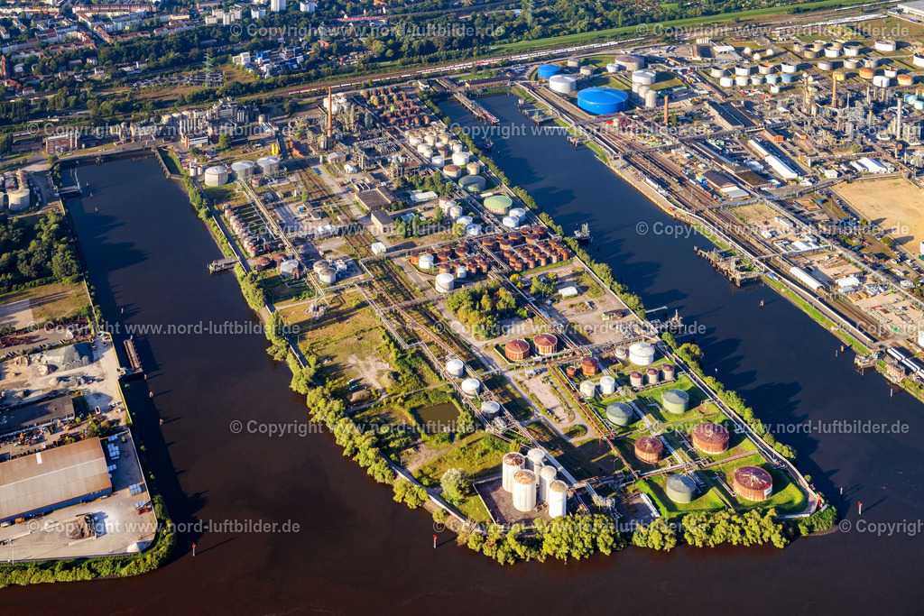 Hamburg_Harburg_Seehafen_ELS_9463070923 | HAMBURG 07.09.2023 Raffinerie- Anlagen und Leitungssysteme auf dem Werksgelände des Mineralöl- Produzenten " Nynas GmbH & Co KG " Seehafen Harburg in Hamburg, Deutschland. Weiterführende Informationen bei: Nynas GmbH & Co KG. // Refinery systems and pipe systems on the premises of the mineral oil producer "Nynas GmbH & Co KG" at the Harburg seaport in Hamburg, Germany. Further information at: Nynas GmbH & Co KG. Foto: Martin Elsen