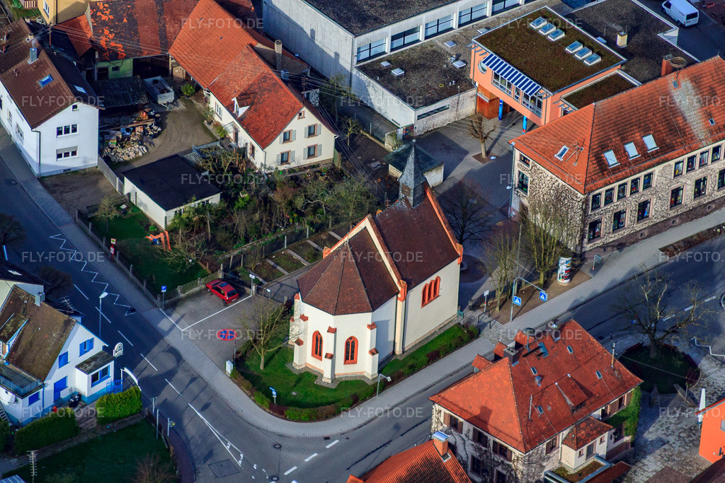 Luftbild: St. Ursula Kapelle im Ortsteil Neuburgweier in Rheinstetten im Bundesland Baden-Württemberg in Deutschland. – Foto: IMG_25514.jpg vom 02.04.2010 durch Werner Riehm/FLY-FOTO.de – Auflösung des Originals: 4752 x 3168 px – Evangelische Kirchengemeinde Rheinstetten