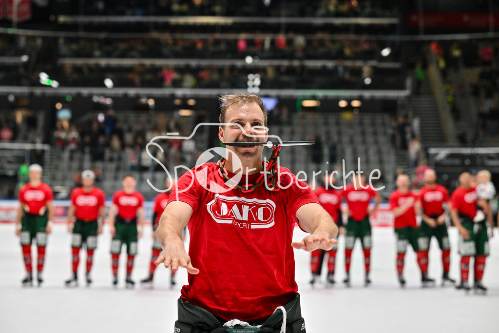 Augsburger Panther - Grizzlys Wolfsburg | Zusammen mit den Fans feiern die Augsburger Panther den Heimsieg gegen Wolfsburg / Jubel / Freudne / happy / DEL: Augsburger Panther - Grizzlys Wolfsburg; Curt Frenzel Stadion am 10.10.2025 / Matchwinner Michael GARTEIG (Augsburger Panther 34