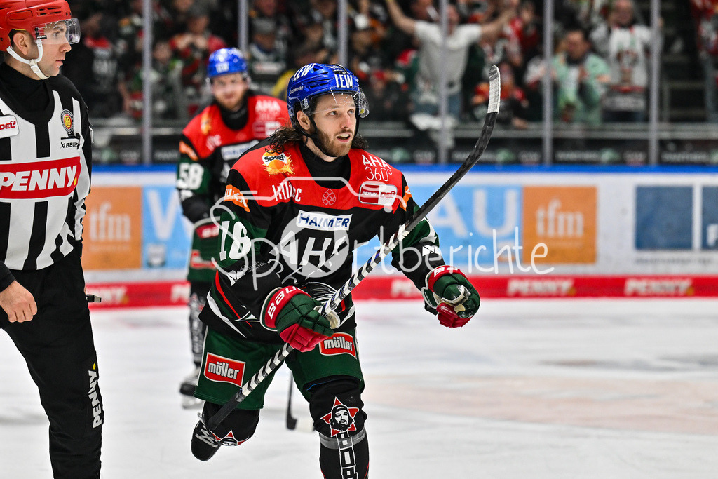 Augsburger Panther - Düsseldorfer EG | Jubel der Panther nach dem Treffer zum 4-1 durch Anthony LOUIS (Augsburger Panther #18) / Tor / Torschuetze / Freude / Happy / DEL: Augsburger Panther - Duesseldorfer EG, Curt Frenzel Stadion am 04.03.2025