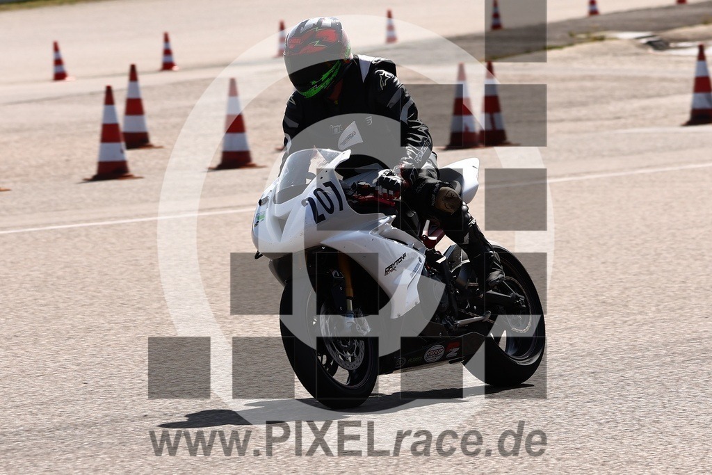 0201-20240822_03632 | Schöne Erinnerungen an spannende Momente - das festzuhalten ist unser Job. PIXELrace.de ist seit 2003 auf den Rennstrecken Europas unterwegs um die Action draußen beim Fahren und die wunderbare Stimmung imm Fahrerlager für euch einzufangen.