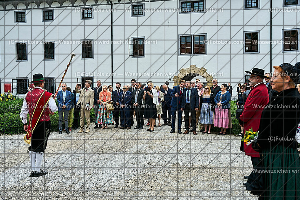 ALP0104_XXXIX_Chopin-Festival_Einzug_Meldung | (C)FotoLois.com, Alois Spandl, XXXIX. internationales CHOPIN-Festival in der Kartause Gaming, Eröffnung des Festivals mit Einmarsch der Goldhaubengruppe Lackenhof mit der Musikkapelle Gaming sowie den Ehrengästen und Eröffnungsansprachen in der Barockbibliothek, Fr 4. August 2023.