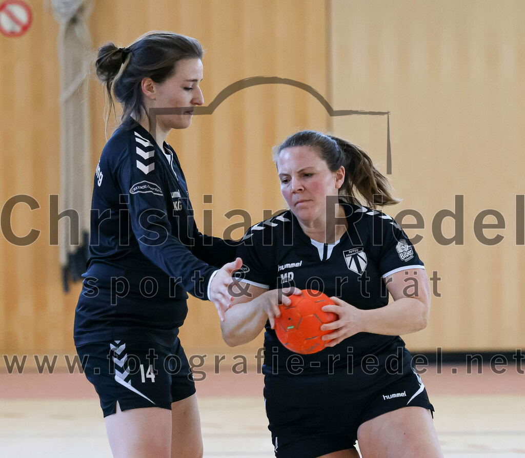 2023-03-18_004_SpVgg_Altenerding_II_gegen_HSG_Freising-Neufahrn_II | Erding, Deutschland, 18.03.2023:
Handball, Bezirksliga Frauen Altbayern 2022 / 2023, 14. Spieltag, SpVgg Altenerding II gegen HSG Freising-Neufahrn II, Endergebnis: 25:27

Katharina Gotz (SpVgg Altenerding, #14), Miriam Deuschle (SpVgg Altenerding, #4)

Foto: Christian Riedel / fotografie-riedel.net