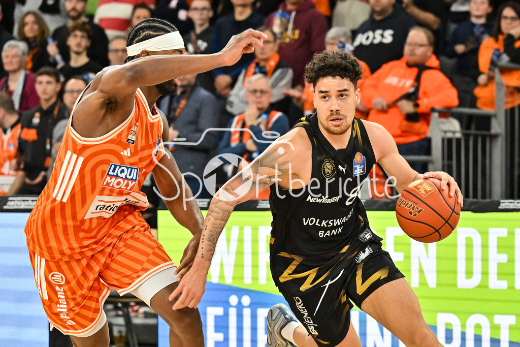 ratiopharm Ulm - Basketball Löwen Braunschweig | ULM, GERMANY - 10. JANUARY: im Duell Malik OSBORNE (ratiopharm Ulm 10) und Joshua OBIESIE (Basketball Löwen Braunschweig 8) während dem Match zwischen Ratiopharm Ulm und Basketball Löwen Braunschweig am 15. Spieltag der easyCredit BBL in der Ratiopharm Arena