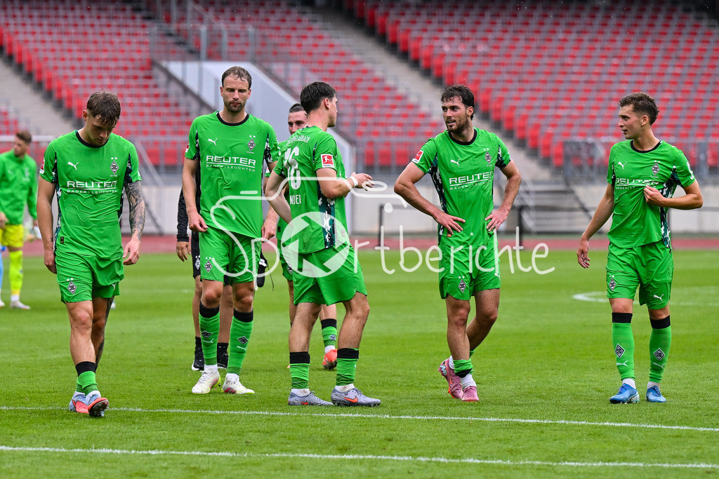 1. FC Nürnberg - Borussia Mönchengladbach | Die Spieler der Gaeste bedanken sich bei den mitgereisten Fans / Testspiel: 1. FC Nuernberg - Borussia Mönchengladbach, Max-Morlock Stadion am 26.07.2025 / DFL REGULATIONS PROHIBIT ANY USE OF PHOTOGRAPHS AS IMAGE SEQUENCES AND/OR QUASI-VIDEO