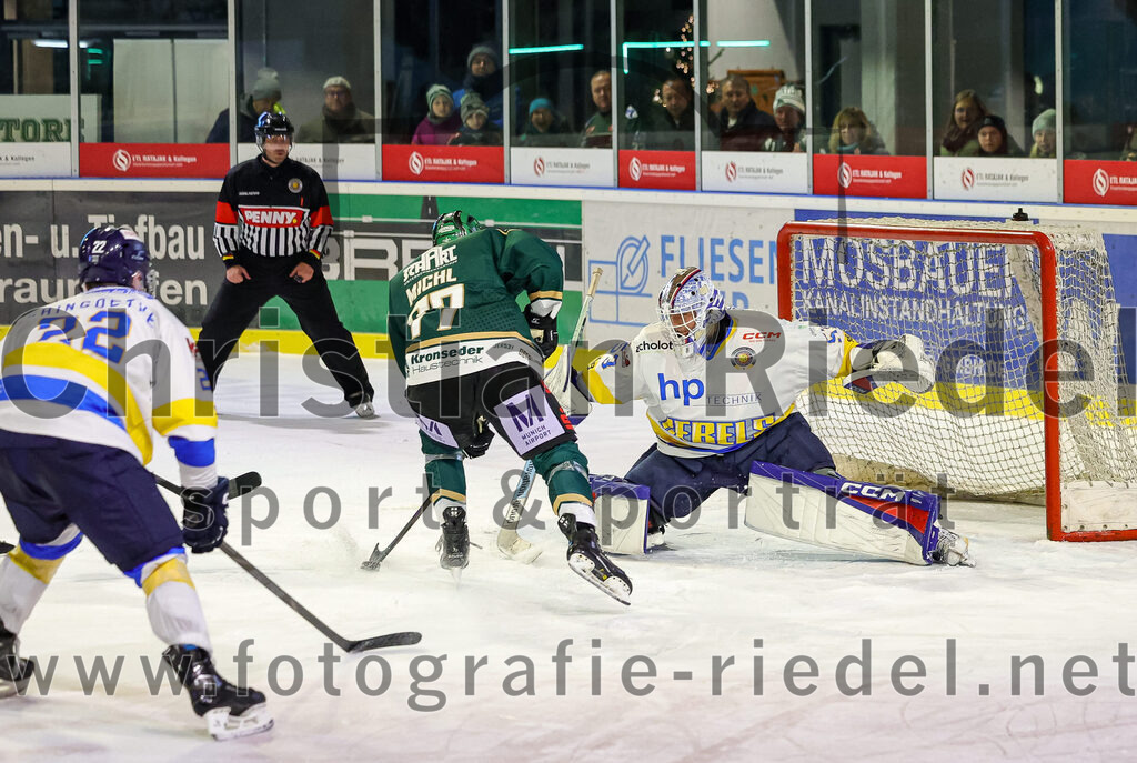 2025-12-05_153_TSV_Erding_gegen_Stuttgart_Rebels | Erding, Deutschland, 05.12.2025:Eishockey, Oberliga Süd 2025 / 2026, 23. Spieltag, TSV Erding gegen Stuttgart Rebels, Endergebnis: 5:6Philipp Michl (Erding Gladiators, #77), Kimi Saffran (Stuttgart Rebels, #53)Foto: Christian Riedel / fotografie-riedel.net