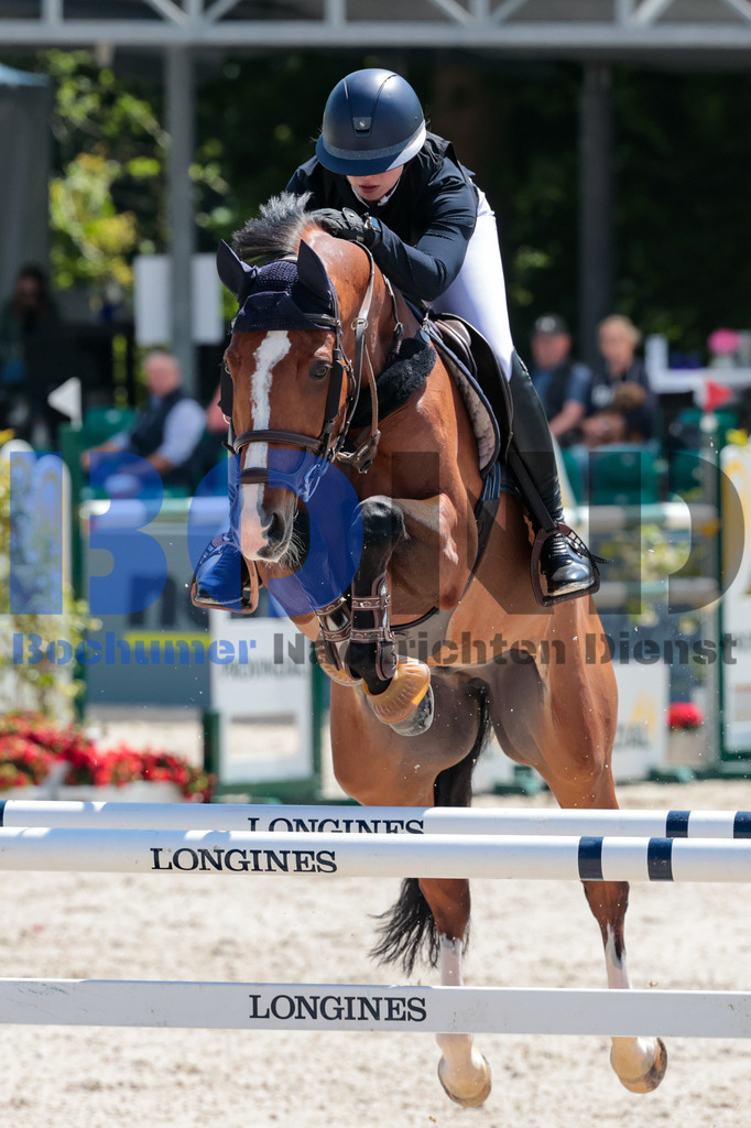 Longines Balve Optimum - Springen Samstag {date} -  | {headline}(Foto: Sebastian Sendlak / BOND) - Realisiert mit Pictrs.com