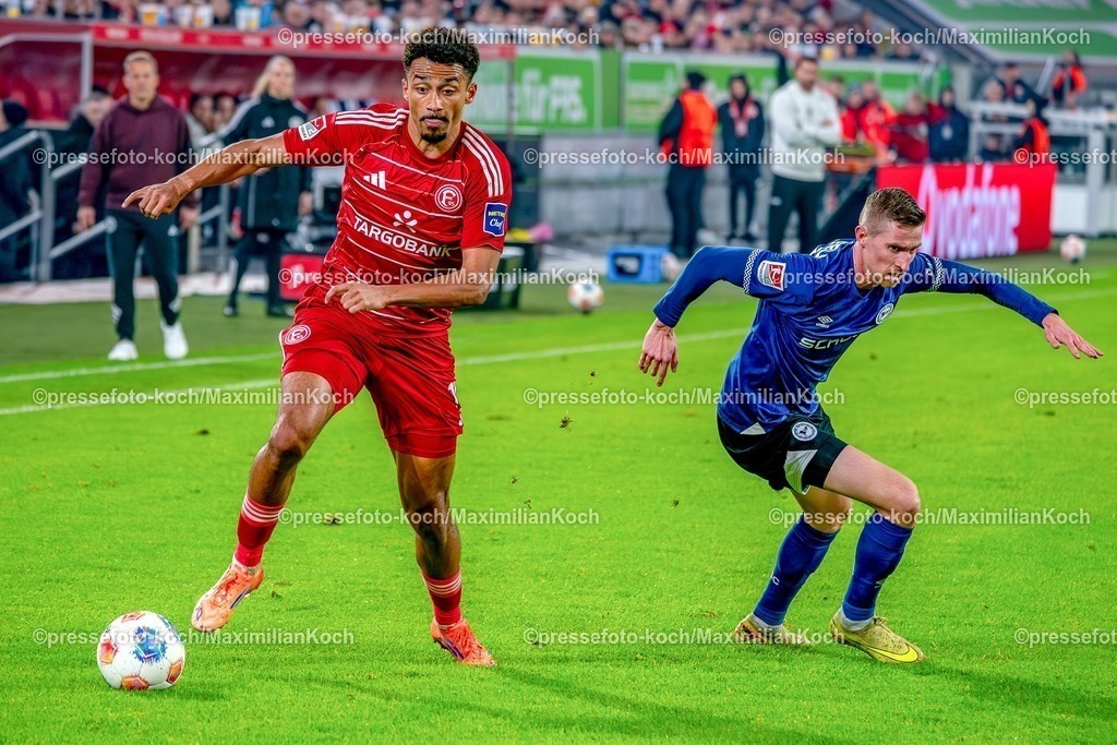 xKKUx16012601020 | 16.01.2026, xkkux, Fußball, Fortuna Düsseldorf - Arminia Bielefeld, 2. Fußball Bundesliga, Merkur Spiel-Arena, Saison 2025 2026: Emmanuel Iyoha&nbsp;(Fortuna Düsseldorf #19) im Zweikampf gegen  Arne Sicker&nbsp;(Arminia Bielefeld #17)  DFB regulations prohibit any use of photographs as image sequences and or quasi-video.