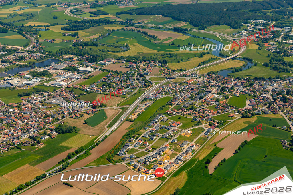 Das Luftbild zeigt : Mitterdorf Roding - Die Luftaufnahme wurde 2024 vom UL-Flugzeug aus erstellt ( keine Drohne ) - Hochauflösende Luftaufnahme - Für grossformatige Ausdrucke geeignet. Die Geschenkidee !Mit Lizenz und Bildrechte bestellbar