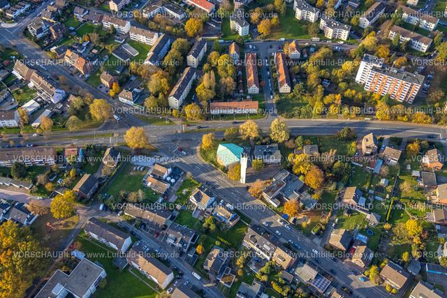 Hamm231101923 | Luftbild, Apostelkirche - evang. Kirchengemeinde Hamm, Wohngebiet an der Straßenkreuzung Dortmunder Straße und Lange Straße, umgeben von herbstlichen Laubbäumen, Stadtbezirk Herringen, Hamm, Ruhrgebiet, Nordrhein-Westfalen, Deutschland