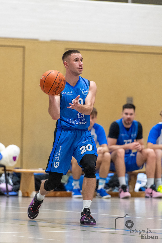 TSG Westerstede-Fortuna Logabirum | Basketball 2. Regionalliga; TSG Westerstede 2 (weiß)- Fortuna Logabirum (blau) am 12.12.2025 in Westerstede (Hössensportzentrum), Photo: Philip Eiben 2025 - Realisiert mit Pictrs.com