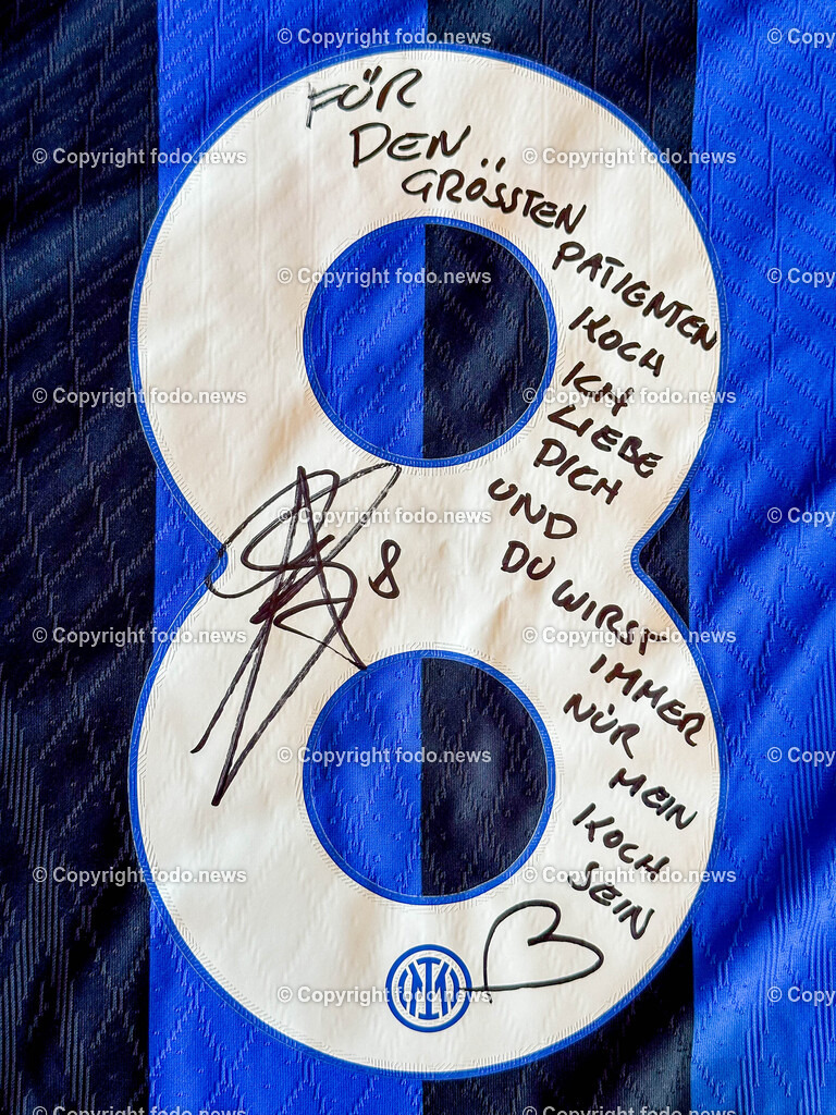 Steegwirt_ Fritz Grampelhuber_ 08.06.2024-68 | 08.06.2024, Bad Goisern, AUT, Steegwirt, im Bild Fritz Grampelhuber (Steegwirt, Haubenkoch, OEFB Teamkoch) mit einem persoenlichen Trikot von Marko Arnautovic