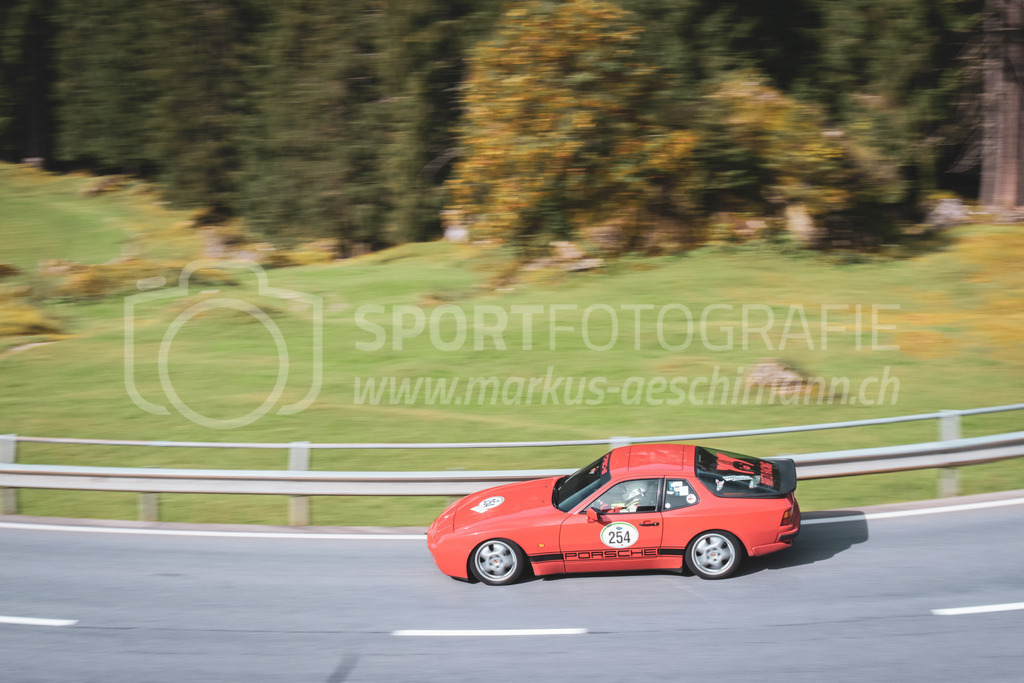21. Arosa ClassicCar 2025 - 7. =September= 2025 | Ingo Schlösser aus Arosa (SUI) in einem Porsche 944 Turbo aus dem Jahre 1987 mit Startnummer 254 am Arosa ClassicCar 2025 in der Kategorie Classic Trophy..@arosaclassiccar, @arosa.official, #arosaclassiccar, #arosa, #76curves, #classiccarBild: Sportfotografie Markus Aeschimann | www.markus-aeschimann.ch - Realisiert mit Pictrs.com