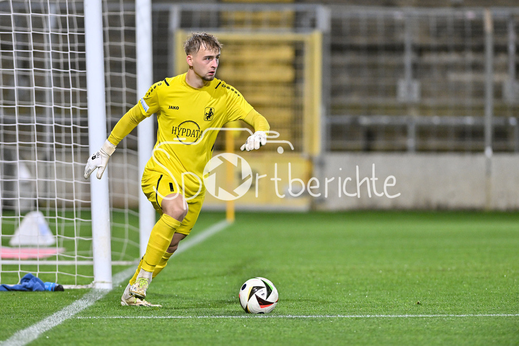 FC Bayern Amateure - TSV Schwaben Augsburg | im Bild Patrick SANDER (TSV #1) am Ball / Freisteller / Einzelfoto / Regionalliga Bayern: FC Bayern Muenchen II - TSV Schwaben Augsburg, Gruenwalder Stadion am am 25.10.2024
