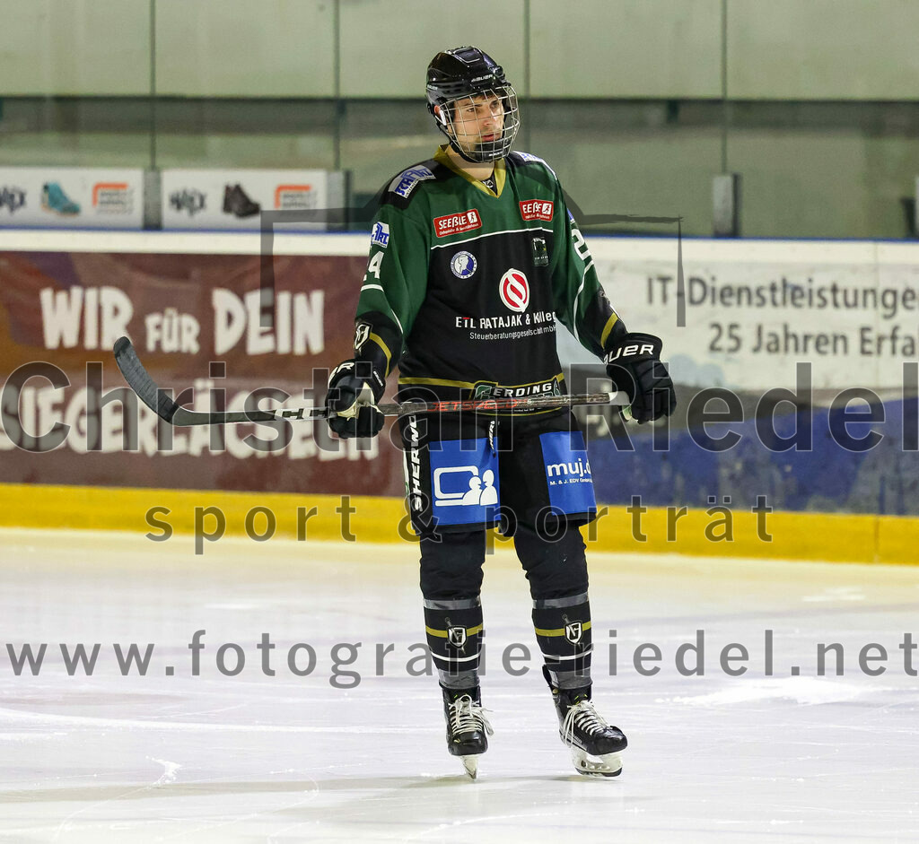 2022-12-09_089_TSV_Erding_gegen_EHC_Waldkraiburg | Erding, Deutschland, 09.12.2022:
Eishockey, Bayernliga 2022 / 2023, 19. Spieltag, TSV Erding gegen EHC Waldkraiburg, Endergebnis: 9:2

Lukas Krämmer (Erding Gladiators, #24)

Foto: Christian Riedel / fotografie-riedel.net