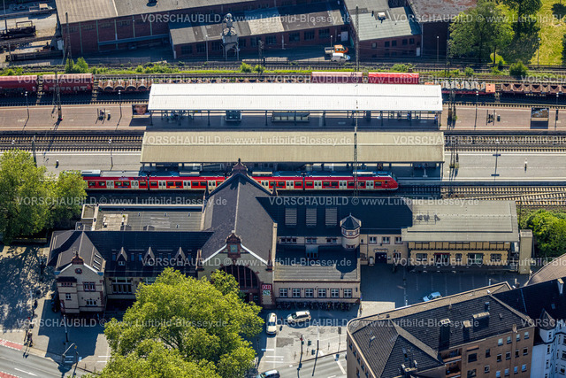 Witten240506876 | Luftbild, Hbf Hauptbahnhof Gebäude mit Bahnsteig und S-Bahn Zug, Witten, Ruhrgebiet, Nordrhein-Westfalen, Deutschland