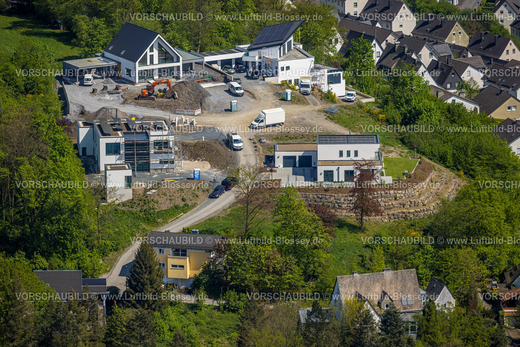 Meschede240505923 | Luftbild, Baustelle mit Neubau Wohnhäuser Unterm Hasenfeld, Wohngebiet einer Einfamilienhaus-Siedlung, Meschede-Stadt, Meschede, Sauerland, Nordrhein-Westfalen, Deutschland