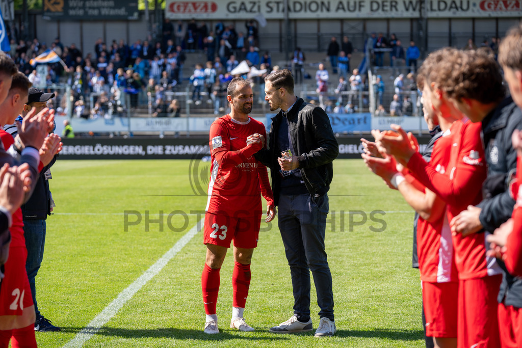 Stuttgarter Kickers vs. SG Sonnenhof Großaspach, Fussball, Regionalliga Suedwest, 34. Spieltag, 16.05.2026 | Fabian Eisele (SG Sonnenhof Großaspach, #23) bekommt die Torjägerkanonen/Torjaegerkanone überreicht/ueberreicht,Stuttgarter Kickers vs. SG Sonnenhof Großaspach, Fussball, Regionalliga Suedwest, 34. Spieltag, 16.05.2026