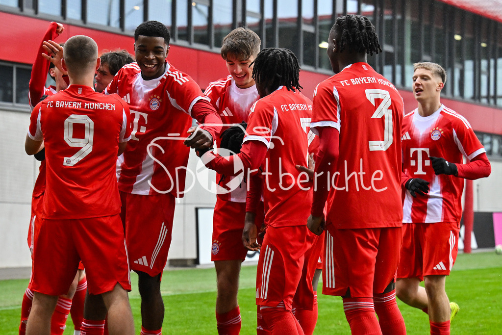 FC Bayern München - Hannover 96 | MUNICH, GERMANY - 15. FEBRUARY: Jubel der Bayern nach dem Treffer zum 1-0 durch David DAIBER (FC Bayern München 6) / Tor / Torschuetze / Freude / Happy während dem Spiel zwischen der U19 des FC Bayern München und der U19 von Hannover 96 am 2. Spieltag der Hauptrunde der U19-DFB-Nachwuchsliga am FC Bayern Campus