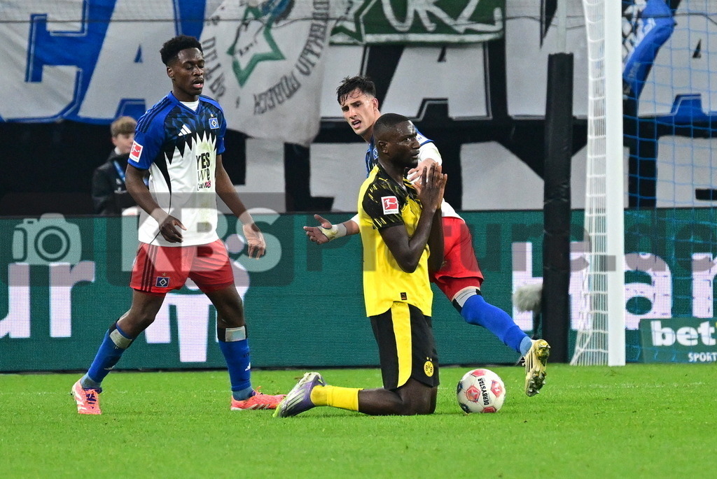 KBS Picture_HSV-Dortmund_021 | v.l. Lokonga Albert Sambi (HSV) , Guirassy Serhou (Bor. Dortmund) , Capaldo Nicolas (HSV) ,Sportplatz :  Volksparkstadion, - Realisiert mit Pictrs.com